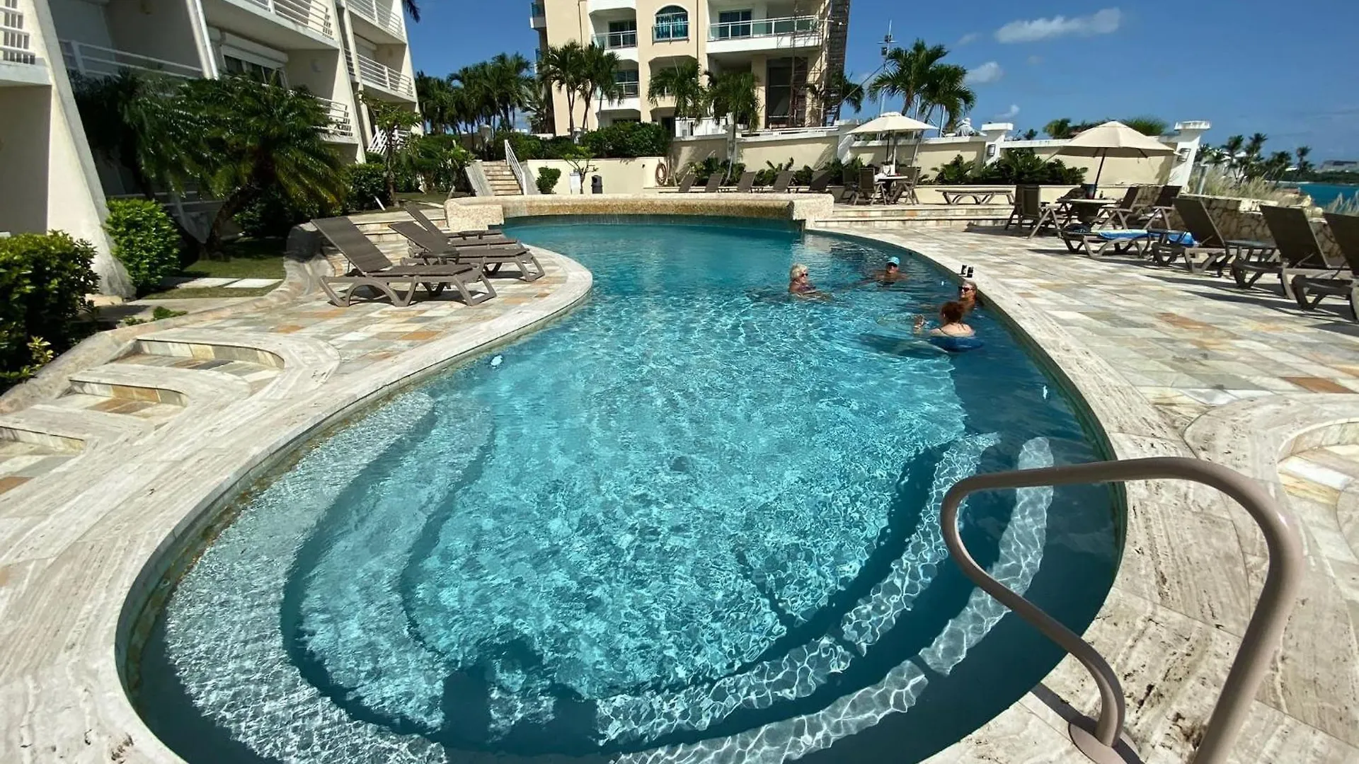 Apartament Ocean Bliss: Balcony & Pools & Peloton Bike! Cupecoy  Sint Maarten