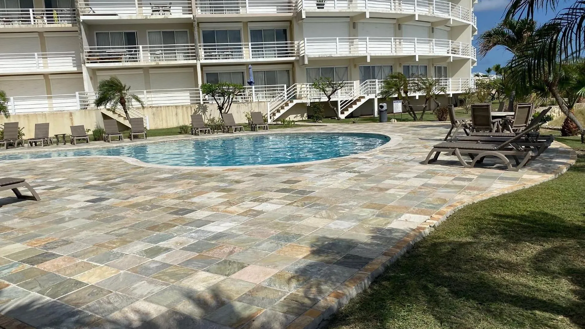 Apartament Ocean Bliss: Balcony & Pools & Peloton Bike! Cupecoy  0*, Cupecoy (Sint Maarten)